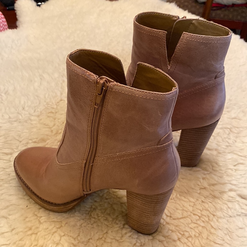 Lucky Brand Heeled Pumps Macaroon Tan Leather Women’s size 9 EUC with box